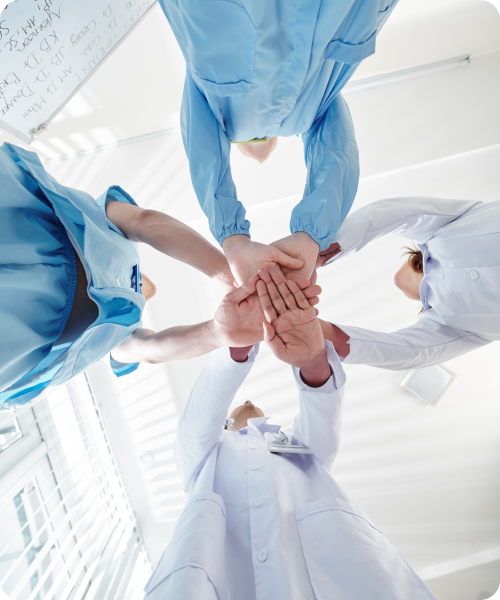 Grupo de médicos colaborando